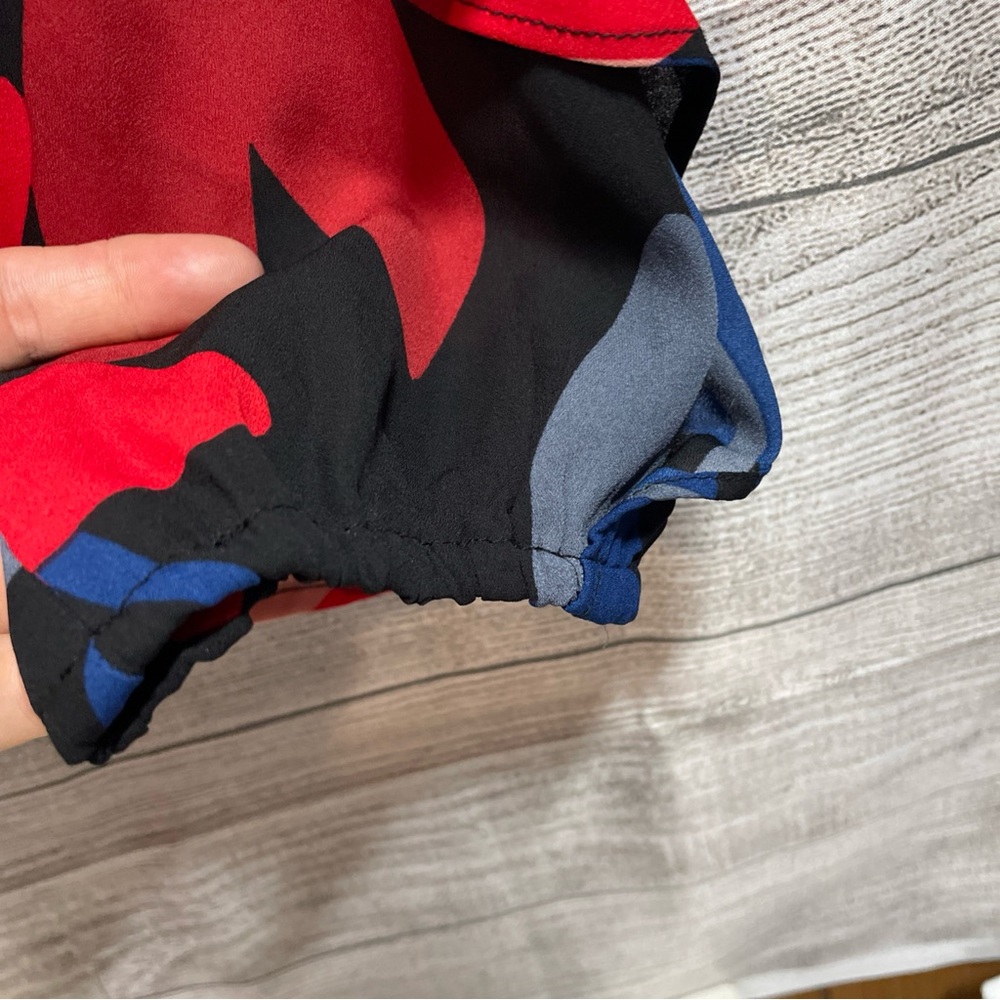 LOFT red/blue floral size large.‎ Flower ruffle sleeves - Picture 6 of 6